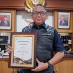 Kapuspenkum Kejaksaan Agung, Ketut Sumedana saat pamerkan penghargaan dari Public Relation (PR) Indonesia Group sebagai “Instansi Berpengaruh di Bidang Komunikasi”. Foto: Dok Puspenkum Kejaksaan Agung