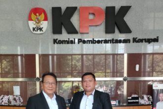 Praktisi Hukum Parulian Siregar dan Hutur Irvan Pandiangan saat mendatangi gedung Komisi Pemberantasan Korupsi (KPK), Jumat, (29/9). Foto: Dok pribadi (Parulian Siregar)