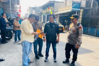 Kasat Reskrim Polres Metro Jakarta Utara, AKBP Iver Son Manossoh dan jajaran saat mengecek TKP kasus pengeroyokan menyebabkan korban RA tewas di Jalan Langsat, Kelurahan Lagoa, Kecamatan Koja, Rabu (6/9). Foto: Ist