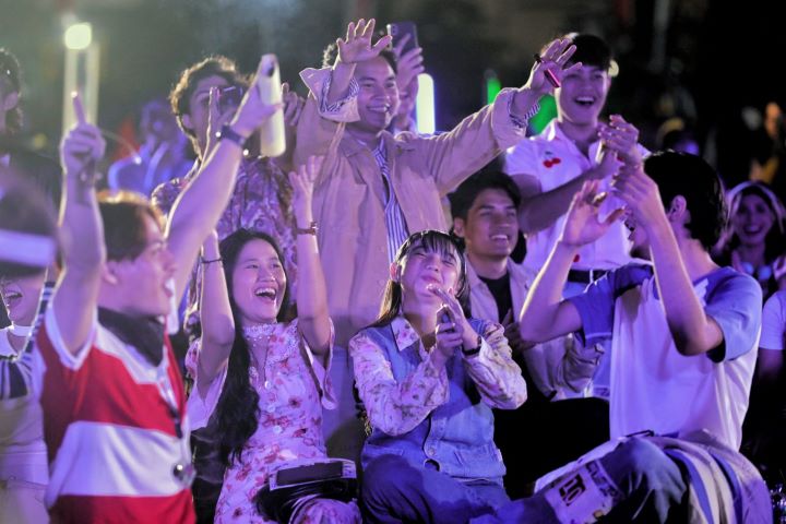 Para gen Z dan milenial ceria saat menunjukkan bakatnya pada acara Depok Street Fashion yang diadakan relawan Gabungan Seniman Indonesia (GSI) dukung Ganjar di Lapangan Bola Hanafi di Pasir Putih, Sawangan, Kota Depok, Sabtu (2/9). Foto: GSI