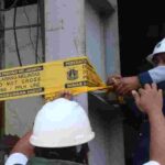 Petugas melakukan penyegelan disalah satu pabrik.(foto dok pemprov)