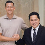 Jay Idzes bersama Ketua Umum PSSI Erick Thohir. (Istimewa)