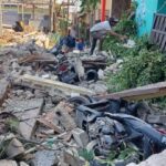 Sejumlah pekerja membersihkan puing reruntuhan yang menimpa empat unit motor dan tiga rumah yang rusak berat di Gang Anggrek, RT 05/RW 04, Kelurahan Klender, Kecamatan Duren Sawit, Jakarta Timur, Senin (25/9) siang tadi. Foto: Joesvicar Iqbal/ipol.id