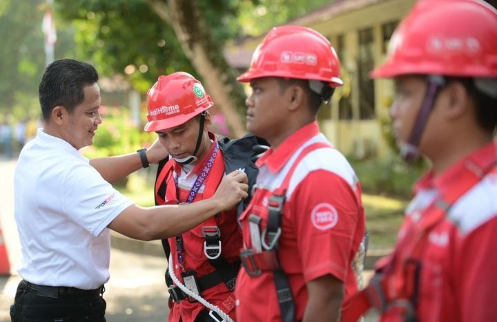 Ketua Satgas KTT AIS Forum 2023 TelkomGroup, Syaifudin secara simbolis menyematkan perlengkapan kerja kepada perwakilan teknisi lapangan yang bertugas dalam pengawalan infrastruktur, jaringan, dan layanan TelkomGroup selama penyelenggaraan KTT, Nusa Dua Bali (6/10). (Dok Telkom Indonesia)