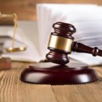 Ilustrasi - Palu Majelis Hakim Pengadilan. Foto: Freepik