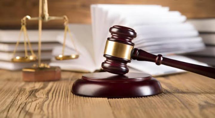 Ilustrasi - Palu Majelis Hakim Pengadilan. Foto: Freepik