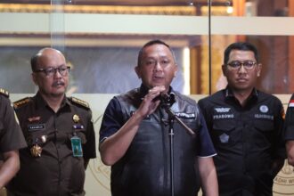 Kapuspenkum Kejaksaan Agung, Ketut Sumedana (tengah).