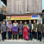 Nasabah UMi binaan PT Permodalan Nasional Madani (PNM), Sri Hartaty, dapatkan apresiasi dari Wakil Menteri Keuangan Republik Indonesia Suahasil Nazara saat kunjungannya ke toko kerajinan kain sasirangan miliknya di Sungai Jingah, Banjarmasin, Kalimantan Selatan pada Jumat (29/09) lalu. Foto/dok/PNM