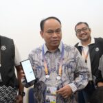Menteri Komunikasi dan Informatika Republik Indonesia Budi Arie Setiadi (tengah) didampingi senior leaders TelkomGroup meninjau Mini Network Operation Center Telkom di area Media Center KTT AIS 2023 Forum, Bali Nusa Dua Convention Center, Selasa (10/10). Menkominfo melakukan pengecekan kecepatan (speed test) akses internet Telkom di sekitar venue utama dan media center. Foto: Telkom Indonesia