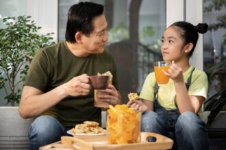 Orang tua mengedukasi kepada anak agar selalu mengkonsumsi makanan bergizi dan minuman menyehatkan serta membantu pengembangan potensi dalam diri si buah hati.