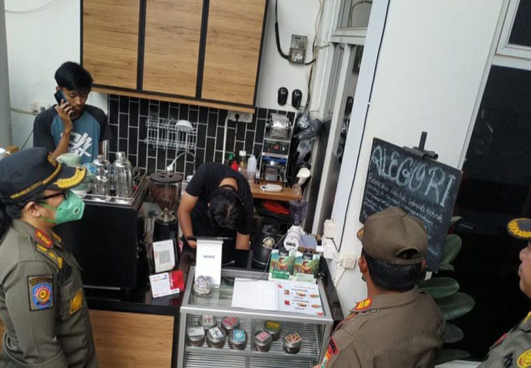 Aparat Satuan Polisi Pamong Praja (Satpol PP) Kecamatan Ciracas, Jakarta Timur, mengamankan ratusan obat-obatan terlarang di Jalan Kelapa Dua Wetan dan kafe di Jalan Raya PKP, pelanggar Perda DKI Jakarta Nomor 8 Tahun 2007 tentang Ketertiban Umum, Kamis (12/10). Foto: Ist