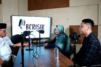 Mahrita saat mengadukan perkaranya ke IPW.