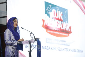 Kepala Eksekutif Pengawas Perilaku Pelaku Usaha Jasa Keuangan, Edukasi, dan Pelindungan Konsumen OJK Friderica Widyasari Dewi dalam kegiatan OJK Mengajar di Universitas Al Azhar, Jakarta, Selasa (24/10), berpesan mengenai pentingnya merencanakan keuangan sejak dini untuk mempersiapkan masa depan yang lebih sejahtera. Foto/OJK