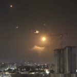 Israel melakukan serangan dengan menyebar bom fosfor putih ke daerah penduduk Palestina.