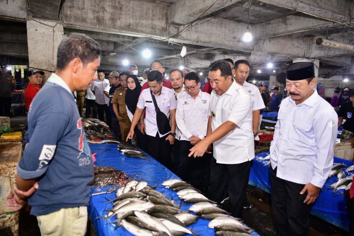 Pj Gubernur Sulsel, Bahtiar Baharuddin, kembali turun langsung melakukan pengecekan harga kebutuhan pokok di pasar tradisional.