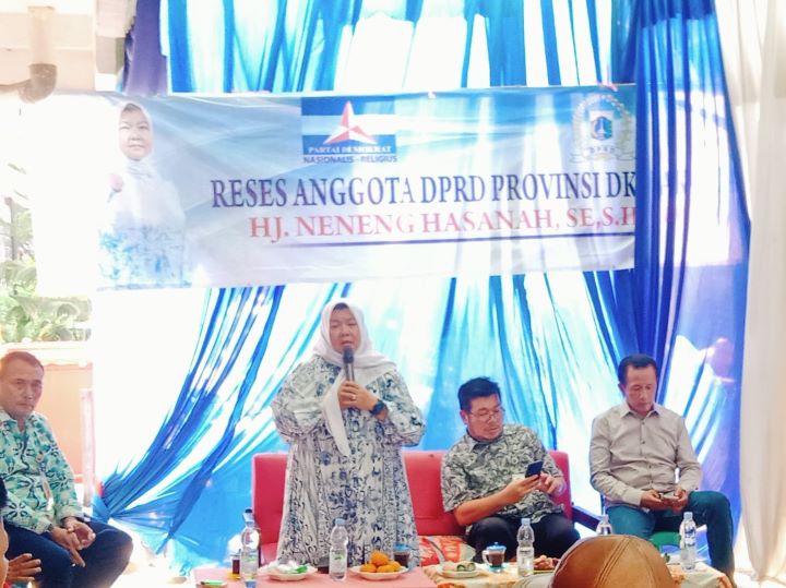 Anggota DPRD DKI Jakarta, Neneng Hasanah saat melaksanakan reses di RW 04, Kelurahan Tugu Utara, Jakarta Utara.(foto Sofian/IPOL.id)