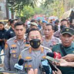 Kapolres Metro Jakarta Selatan, Kombes Pol Ade Ary Syam Indradi didampingi Kapolsek Setiabudi, Kompol Arif memberikan keterangan pada awak media di lokasi peristiwa ledakan di proyek pembangunan rumah di Jl. Perahu, No. 2, RT 07/02, Kelurahan Guntur, Kecamatan Setiabudi, Jakarta Selatan, Rabu (18/10) siang. Foto: Joesvicar Iqbal/ipol.id