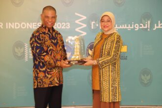 Menaker Ida Fauziyah saat bertemu Duta Besar Luar Biasa dan Berkuasa Penuh (LBBP) untuk Qatar, Ridwan Hassan di Doha, Qatar. Foto: Kemnaker