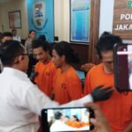 Tiga pelaku pengeroyok babinsa di kawasan Pesanggrahan dihadirkan dalam jumpa pers di Mapolres Metro Jakarta Selatan, Senin (16/10) siang. Foto: Joesvicar Iqbal/ipol.id