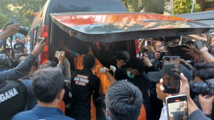 Polisi mengevakuasi pekerja bangunan yang tewas karena ledakan. Foto: Joesvicar Iqbal/ipol.id