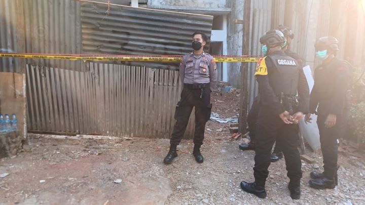Aparat Polsek Setiabudi dan Tim Gegana Polda Metro Jaya melakukan penjagaan di lokasi ledakan pada proyek pembangunan unit rumah di Jl. Perahu, No. 2, RT 07/02, Kelurahan Guntur, Kecamatan Setiabudi, Jakarta Selatan, Rabu (18/10) siang. Foto: Joesvicar Iqbal/ipol.id