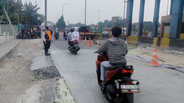 Petugas Dishub DKI Jakarta mengurai kemacetan lalu lintas di Jalan Raya Supriyadi, Kecamatan Ciracas, imbas perbaikan jalan, Rabu (25/10). Foto: Ist