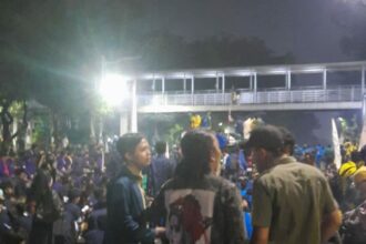 Massa mahasiswa masih bertahan di kawasan patung kuda.(foto Sofian/id)