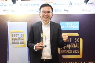 Direktur Keuangan BRI Life Lim Chet Ming saat menerima penghargaan Best 50 Financial Institution Awards 2023 Title: Best Brand Popularity Life Insurance >10T Category yang diselenggarakan dalam acara “5 th Anniversary Best 50 Financial Institution Awards 2023: Making 2024 The Year of Economic and Business Confidence”.oleh The Iconomic di Jakarta. Foto: BRI