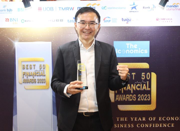 Direktur Keuangan BRI Life Lim Chet Ming saat menerima penghargaan Best 50 Financial Institution Awards 2023 Title: Best Brand Popularity Life Insurance >10T Category yang diselenggarakan dalam acara “5 th Anniversary Best 50 Financial Institution Awards 2023: Making 2024 The Year of Economic and Business Confidence”.oleh The Iconomic di Jakarta. Foto: BRI