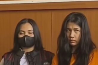 Penipu tiket konser Coldplay resmi gunakan baju tahanan Ghisca Debora Aritonang (19), Polres Jakpus, Senin (20/11). Foto: IG, @kabarnegri (tangkap layar)