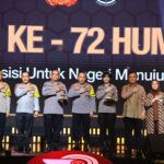 Kapolri Jenderal Polisi Listyo Sigit Prabowo (tengah) saat menghadiri puncak Hari Jadi Ke-72 Humas Polri di Gedung Tribrata, Jakarta Selatan, Selasa (31/10).