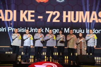 Kapolri Jenderal Polisi Listyo Sigit Prabowo (tengah) saat menghadiri puncak Hari Jadi Ke-72 Humas Polri di Gedung Tribrata, Jakarta Selatan, Selasa (31/10).