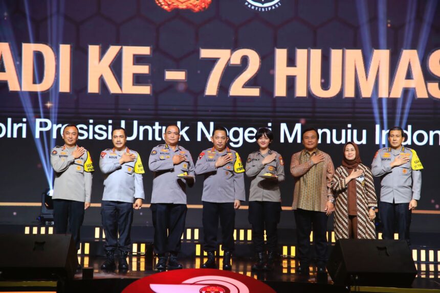 Kapolri Jenderal Polisi Listyo Sigit Prabowo (tengah) saat menghadiri puncak Hari Jadi Ke-72 Humas Polri di Gedung Tribrata, Jakarta Selatan, Selasa (31/10).