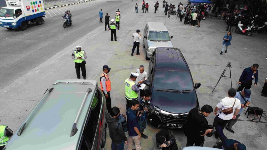 Tilang uji emisi yang dilakukan di Jakarta.(foto dok pemprov)