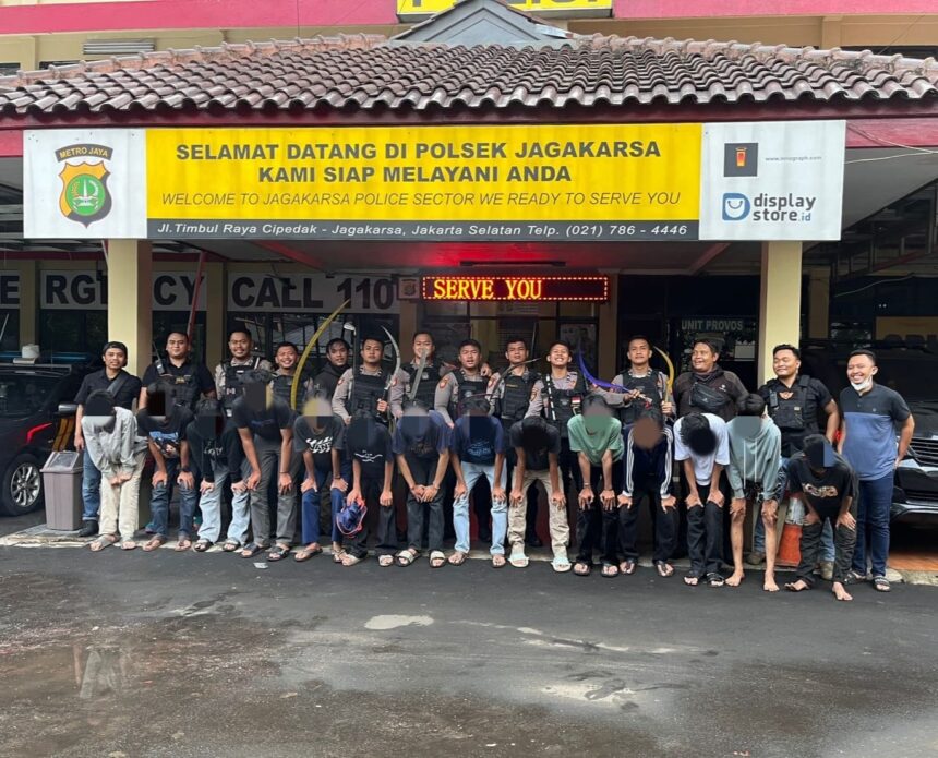 Aparat Samapta Polres Metro Jakarta Selatan saat mengamankan dan menyerahkan belasan remaja yang hendak tawuran ke Polsek Jagakarsa, Minggu (5/11). Foto: Ist