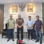 Sekprov Sulut Steve Kepel menerima kunjungan panitia pelantikan FPRMI Sulut di ruang kerjanya.