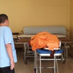 Sesosok mayat pria diduga kuat korban pembunuhan ditemukan mengambang di aliran Kanal Banjir Timur (KBT), Cakung Barat, Cakung, korban dibawa ke Rumah Sakit Polri Kramat Jati, Jakarta Timur, untuk proses autopsi memastikan penyebab kematian dan keperluan identifikasi medis, Jumat (10/11) sekitar pukul 09.23 WIB.