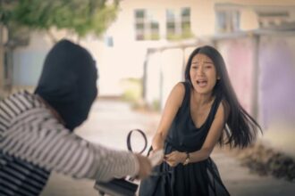 Ilustrasi - Waspadai aksi pelaku penjambretan yang menyasar korban perempuan dan anak-anak saat sedang lengah bermain handphone.