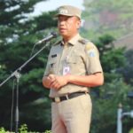 Wali Kota Jakarta Selatan, Munjirin saat memimpin apel di halaman Kantor Walikota Administrasi Jakarta Selatan, Senin (13/11).