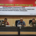 Anggota Kompolnas, Mohammad Dawam saat melakukan kunjungan ke Polresta Surakarta, mendengarkan pemaparan persiapan pengamanan Pemilu 2024 oleh Kapolresta, Kombes Iwan Saktiadi, Selasa (14/11).