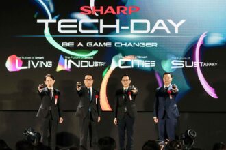 Day menandai dimulainya transformasi teknologi generasi baru yang akan menginspirasi lebih banyak inovasi baru di masa depan. (Ketiga dari kiri) Presiden dan CEO SHARP Corporation, Robert Wu, dan (Kiri-Kanan) Executive Managing Officer, Chief Technology Officer, Head of R&D Mototaka Taneya, Wakil Presiden Eksekutif, Masahiro Okitsu, Chief Financial Officer, Branden Chen.