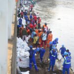 Ratusan Aparatur Sipil Negara (ASN), pekerja penyedia jasa lainnya perseorangan (PJLP), Pemerintah Kota (Pemkot) Administrasi Jakarta Timur, membersihkan bantaran Sungai Ciliwung, di Jalan Inspeksi Inlet Sodetan Ciliwung, Kelurahan Bidara Cina, Kecamatan Jatinegara, Minggu (19/11). Foto: Ist