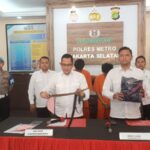 Kasat Reskrim Polres Metro Jakarta Selatan, AKBP Bintoro dan Wakasat Reskrim menunjukkan barang bukti senjata tajam hasil kejahatan kasus perampokan minimarket Indomaret di kawasan Karang Tengah, Cilandak, Senin (20/11). Foto: Joesvicar Iqbal/ipol.id