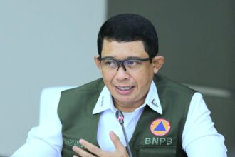 Kepala Badan Nasional Penanggulangan Bencana (BNPB), Letjen TNI Suharyanto memberikan keterangan pemerintah telah siapkan bantuan kemanusiaan ke Afghanistan usai Rapat Tingkat Menteri di Kantor Kemenko PMK, Jakarta pada Selasa (21/11). Foto: BNPB