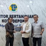 Caption: Perum Perumnas memberikan piagam penghargaan kepada Kepala Kantor Pertanahan Kota Depok Indra Gunawan, atas penerbitan sertifikat Perum Perumnas Proyek Transit Oriented Development (TOD) Pondok Cina, Kota Depok. (Foto BPN Kota Depok)
