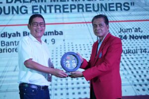 Kepala Eksekutif Pengawas Pasar Modal, Keuangan Derivatif, dan Bursa Karbon, Inarno Djajadi dan Kepala Departemen Pengaturan dan Pengembangan Perasuransian, Penjaminan dan Dana Pensiun OJK Djonieri dalam kegiatan OJK Mengajar yang digelar di Makasar dan Bogor, Jumat. Foto/OJK