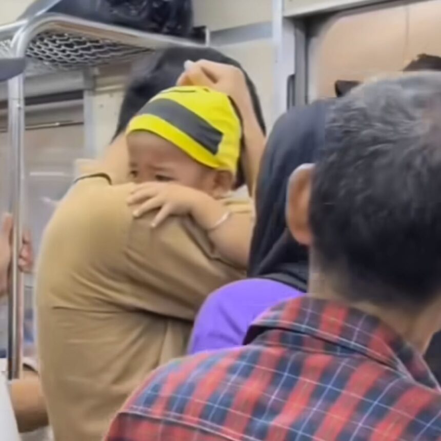 Viral tangan anak kecil terjepit di pintu KRL di Stasiun Kebayoran Lama. Foto: IG, @ulujamitv (tangkap layar)