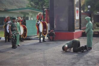 Pelda Wikarta melakukan sujud syukur setelah melaksanakan tugas serta pengabdian sebagai Prajurit Kostrad TNI-AD selama puluhan tahun. Foto: Mabes TNI AD