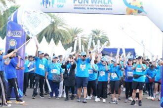 Rektor UKI, Dr. Dhaniswara K Harjono, S.H., M.H., MBA ikut berjalan kaki bersama keluarga besar Universitas Kristen Indoensia pada cara Family Gathering & Fun Walk UKI 70 Tahun dalam rangka Dies Natalisnya ke-70/Lustrum ke-14. Foto: UKI