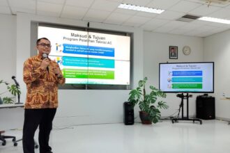 053 - Foto 2 - Bapak Gandhi Satya Mahardika, HCM People Development Head, SEID memaparkan program pelatihan teknisi AC